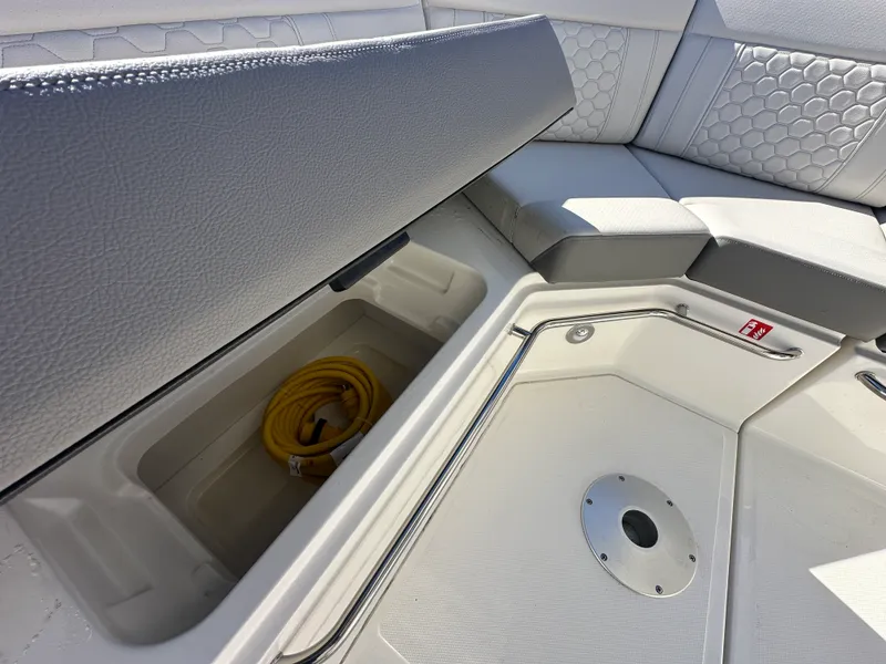 Slide: The Image of Sea Ray Sundancer 320 Outboard 2026 - 28