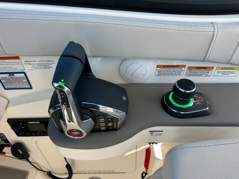 Slide: The Image of Sea Ray Sundancer 320 Outboard 2026 - 32