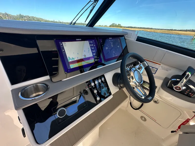 Slide: The Image of Sea Ray Sundancer 320 Outboard 2026 - 33