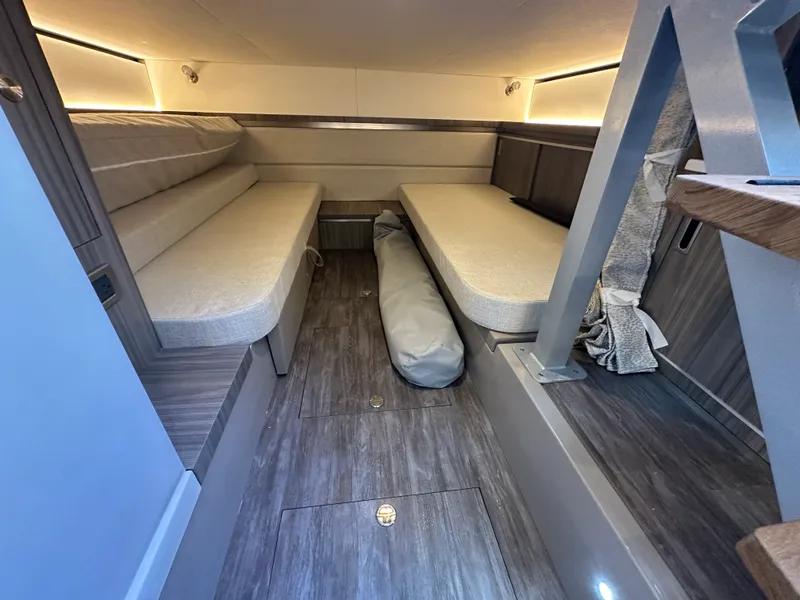 Slide: The Image of Sea Ray Sundancer 320 Outboard 2026 - 35