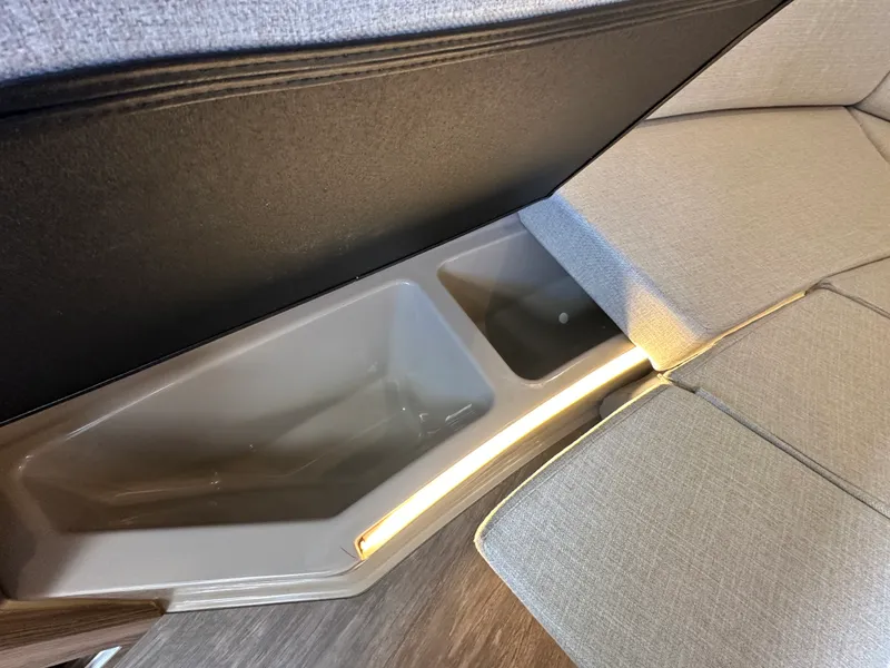 Slide: The Image of Sea Ray Sundancer 320 Outboard 2026 - 37