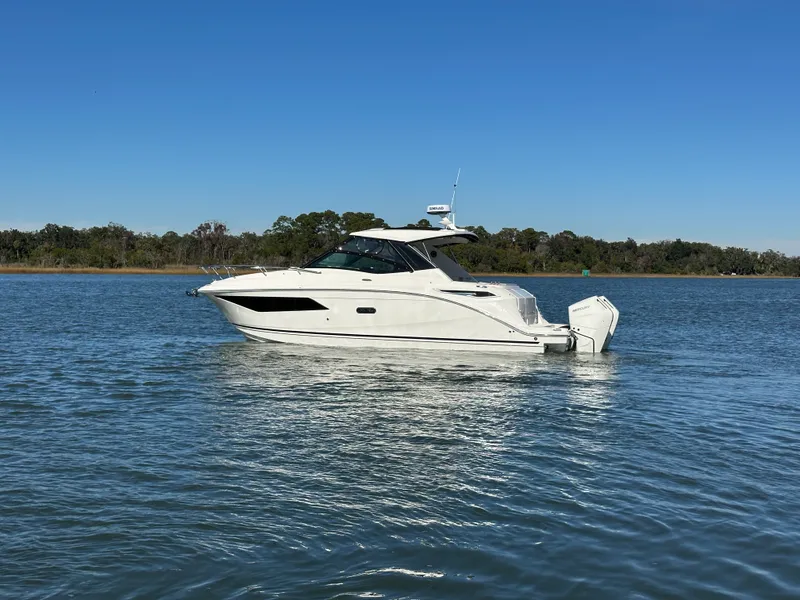 Slide: The Image of Sea Ray Sundancer 320 Outboard 2026 - 5
