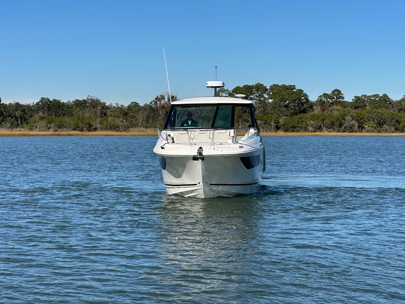 Slide: The Image of Sea Ray Sundancer 320 Outboard 2026 - 6