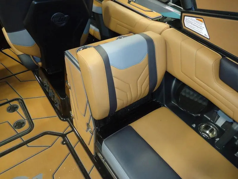 Slide: The Image of Malibu Boats 25 LSV 2026 - 1