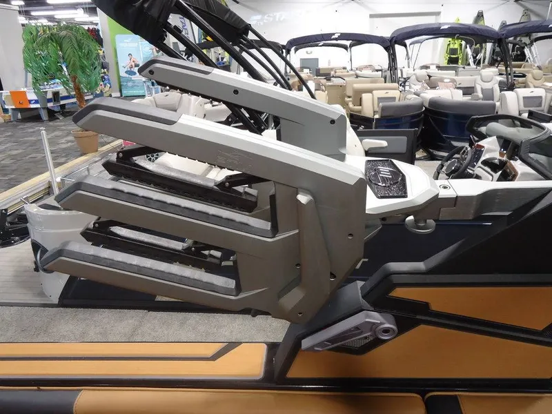 Slide: The Image of Malibu Boats 25 LSV 2026 - 17
