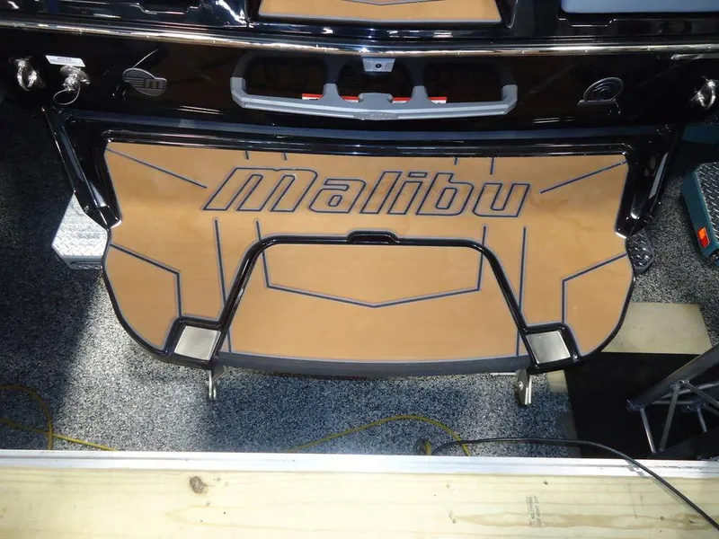 Slide: The Image of Malibu Boats 25 LSV 2026 - 5