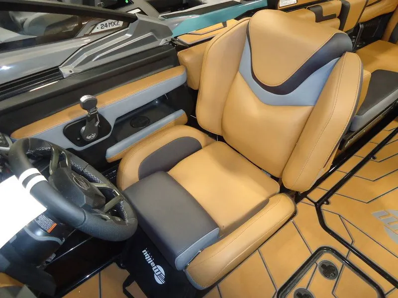 Slide: The Image of Malibu Boats 25 LSV 2026 - 10