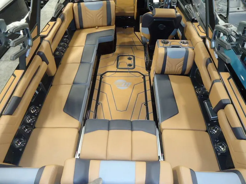 Slide: The Image of Malibu Boats 25 LSV 2026 - 18