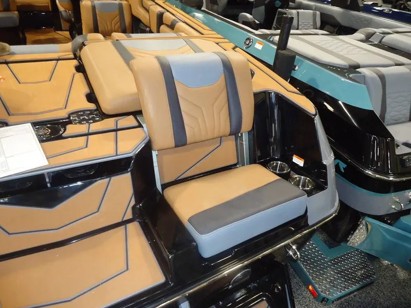 Slide: The Image of Malibu Boats 25 LSV 2026 - 14