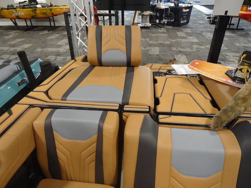 Slide: The Image of Malibu Boats 25 LSV 2026 - 8