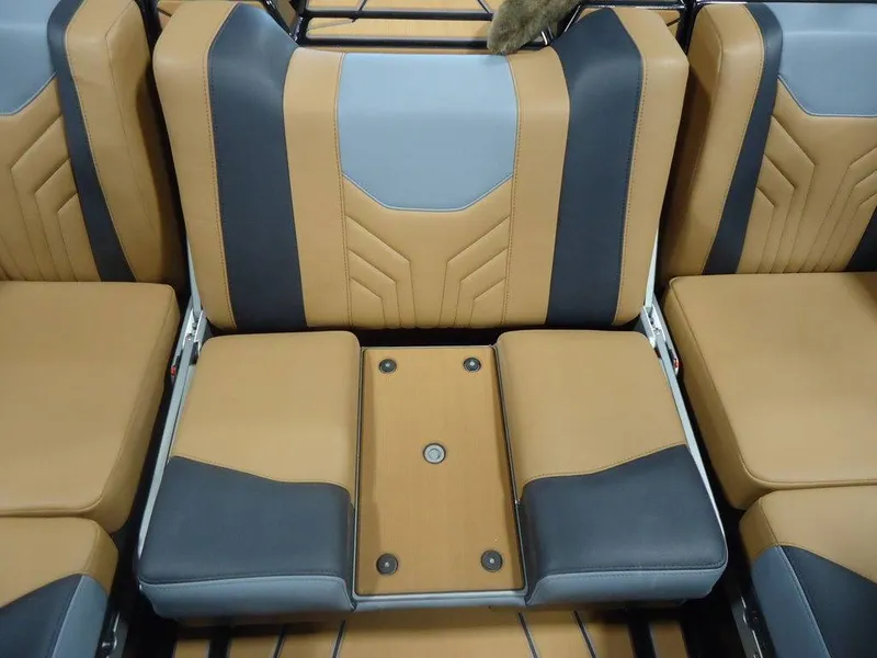 Slide: The Image of Malibu Boats 25 LSV 2026 - 7