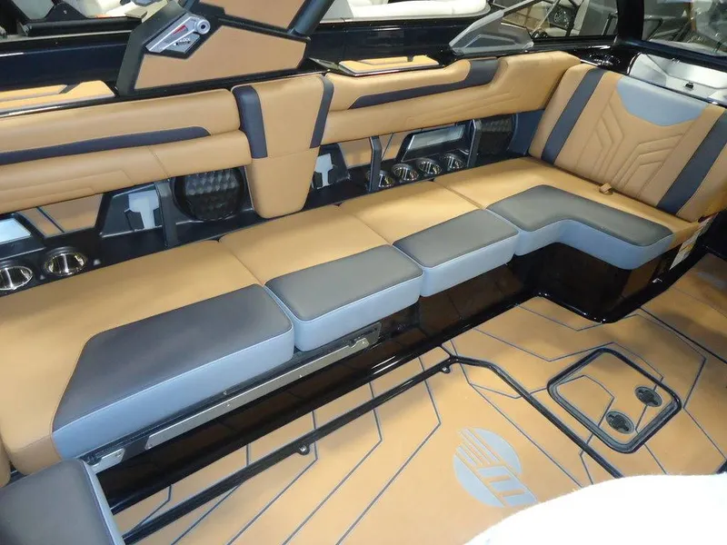 Slide: The Image of Malibu Boats 25 LSV 2026 - 11
