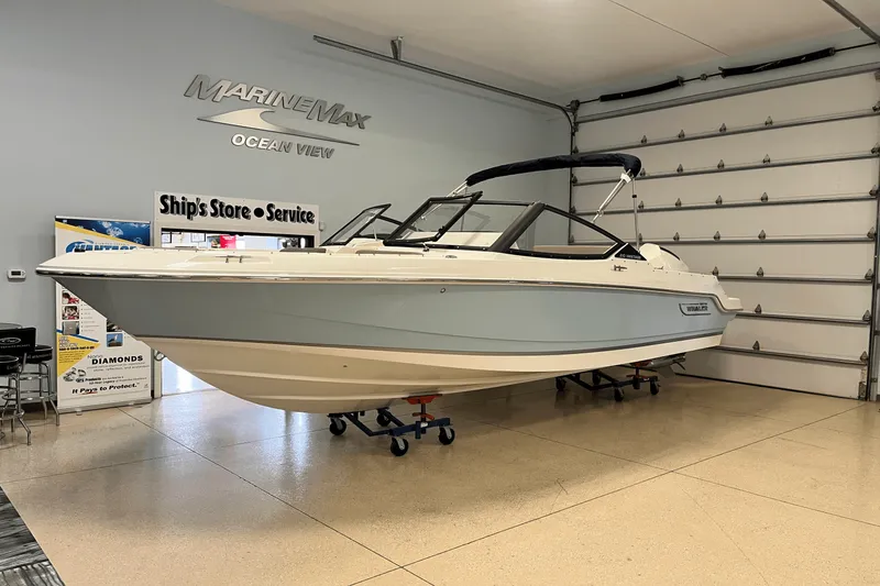 Slide: The Image of Boston Whaler 210 Vantage 2026 - 1