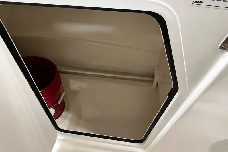 Slide: The Image of Boston Whaler 210 Vantage 2026 - 12