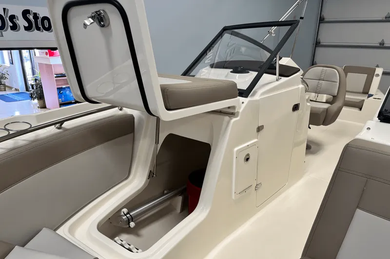 Slide: The Image of Boston Whaler 210 Vantage 2026 - 13