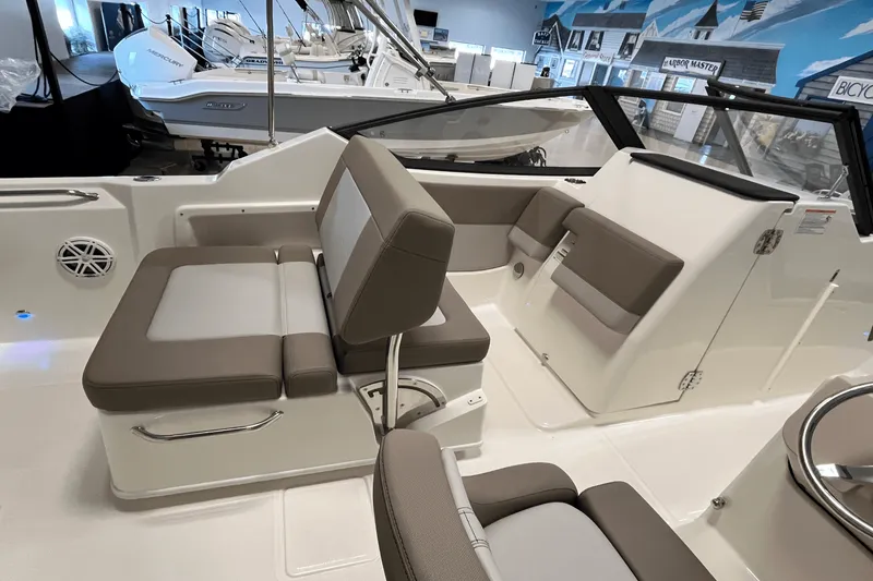 Slide: The Image of Boston Whaler 210 Vantage 2026 - 15