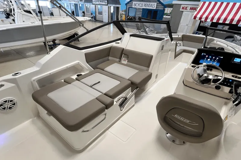 Slide: The Image of Boston Whaler 210 Vantage 2026 - 16