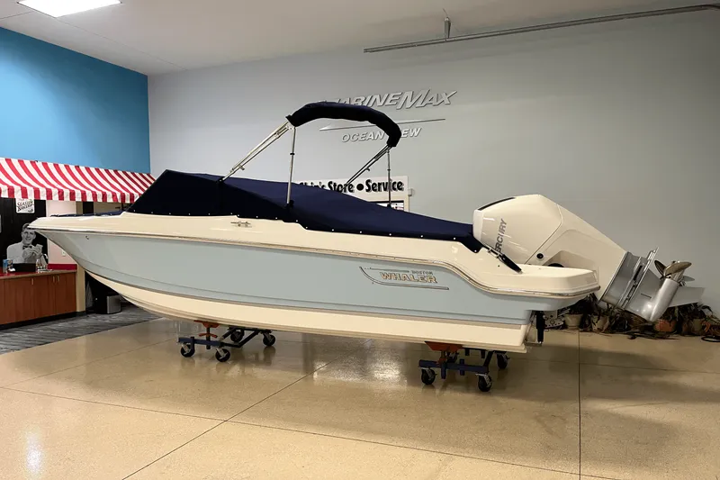 Slide: The Image of Boston Whaler 210 Vantage 2026 - 18