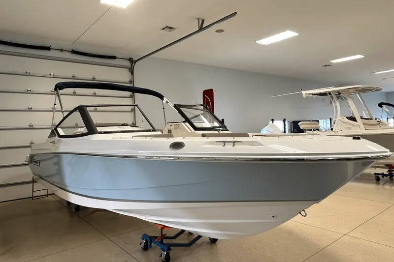 Slide: The Image of Boston Whaler 210 Vantage 2026 - 3