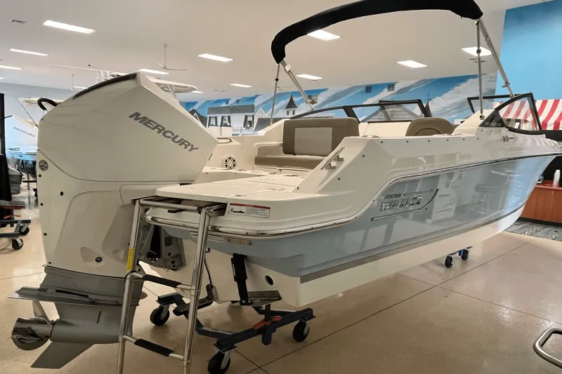 Slide: The Image of Boston Whaler 210 Vantage 2026 - 4