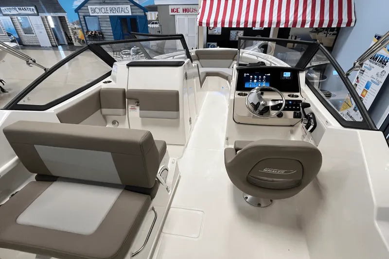 Slide: The Image of Boston Whaler 210 Vantage 2026 - 5