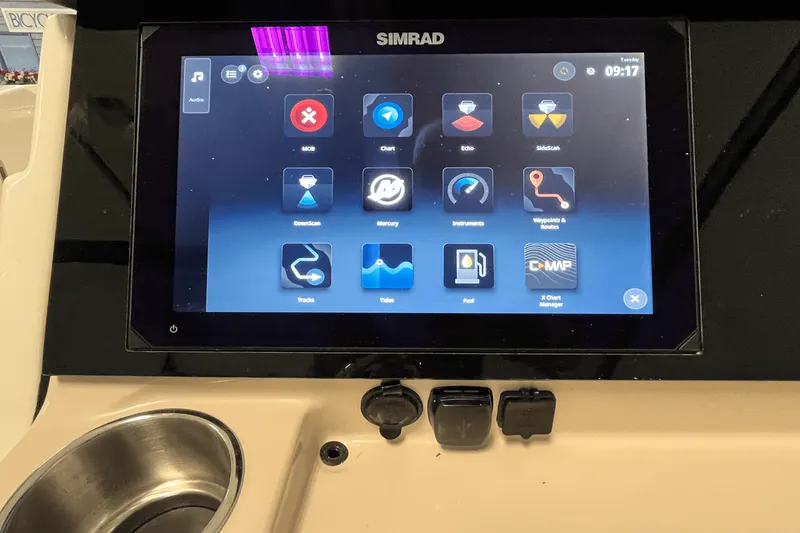 Slide: The Image of Boston Whaler 210 Vantage 2026 - 7