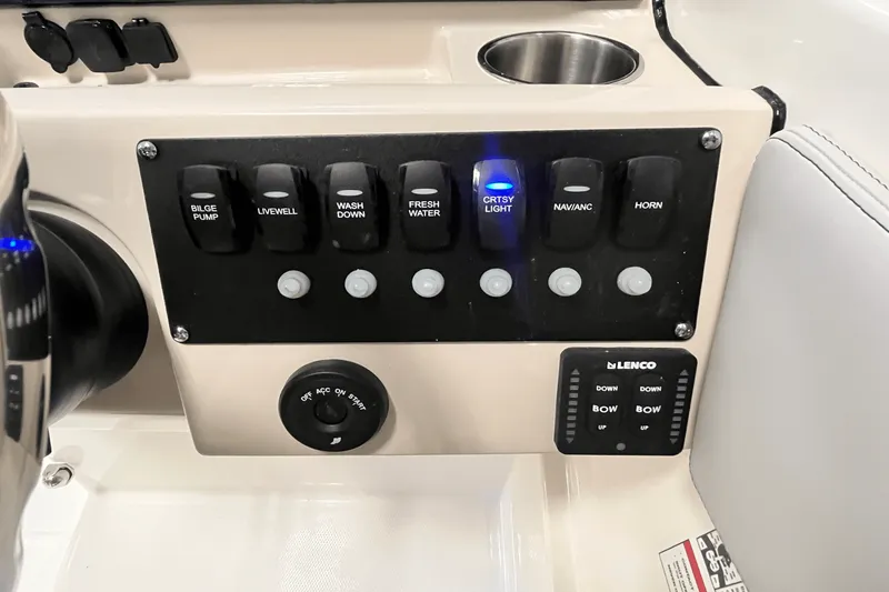 Slide: The Image of Boston Whaler 210 Vantage 2026 - 8