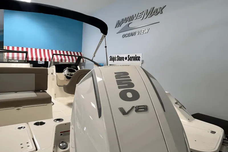 Slide: The Image of Boston Whaler 210 Vantage 2026 - 9