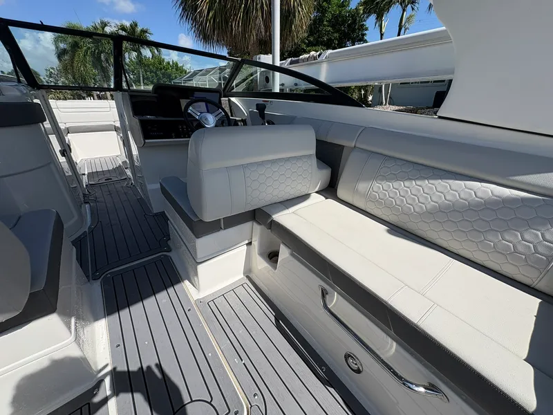 Slide: The Image of Sea Ray SDX 270 OUTBOARD 2020 - 22