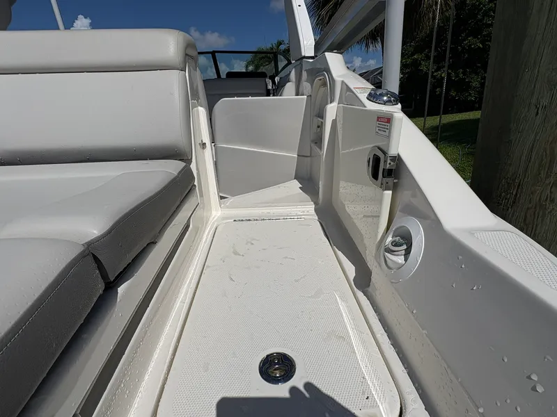 Slide: The Image of Sea Ray SDX 270 OUTBOARD 2020 - 19