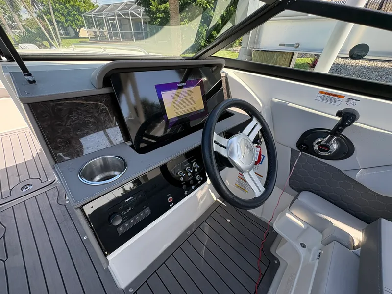 Slide: The Image of Sea Ray SDX 270 OUTBOARD 2020 - 27