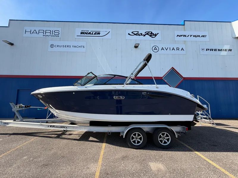 Slide: The Image of Sea Ray SDX 230 2026 - 4