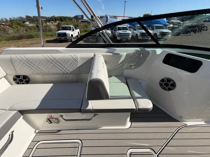 Slide: The Image of Sea Ray SDX 230 2026 - 36