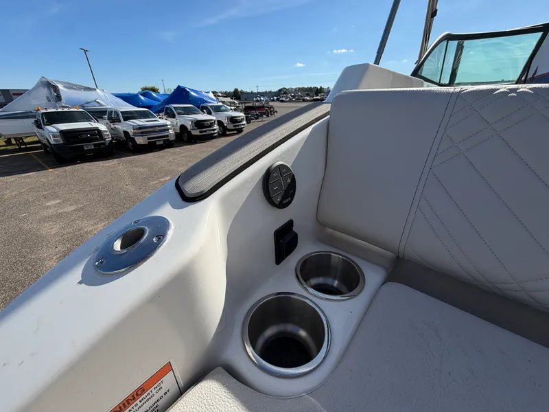 Slide: The Image of Sea Ray SDX 230 2026 - 48