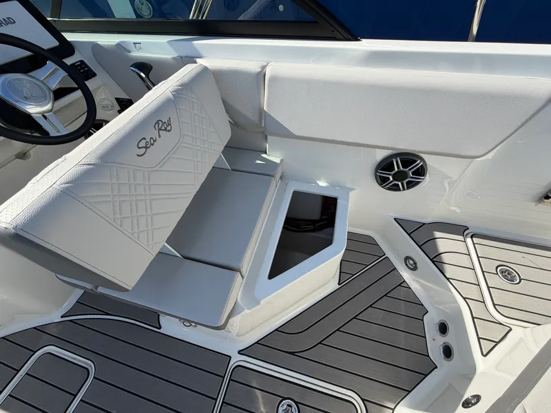 Slide: The Image of Sea Ray SDX 230 2026 - 29