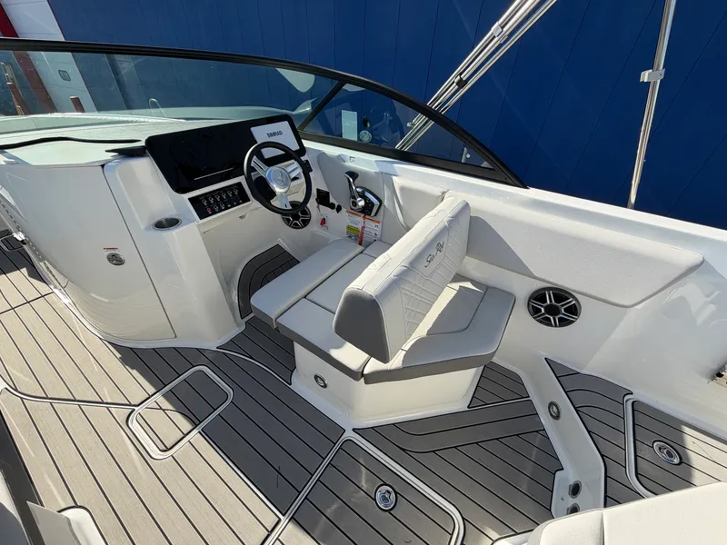 Slide: The Image of Sea Ray SDX 230 2026 - 31