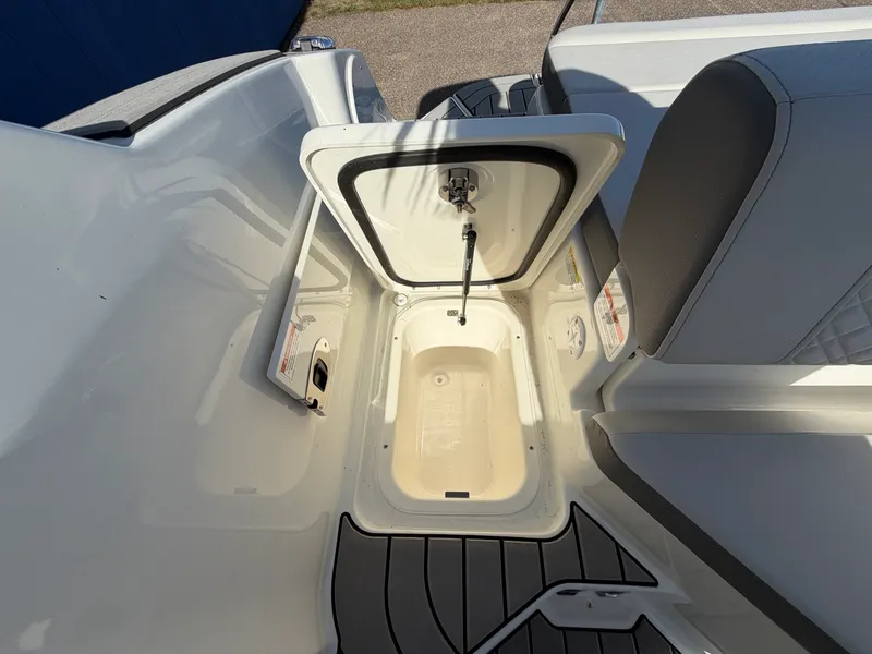 Slide: The Image of Sea Ray SDX 230 2026 - 44