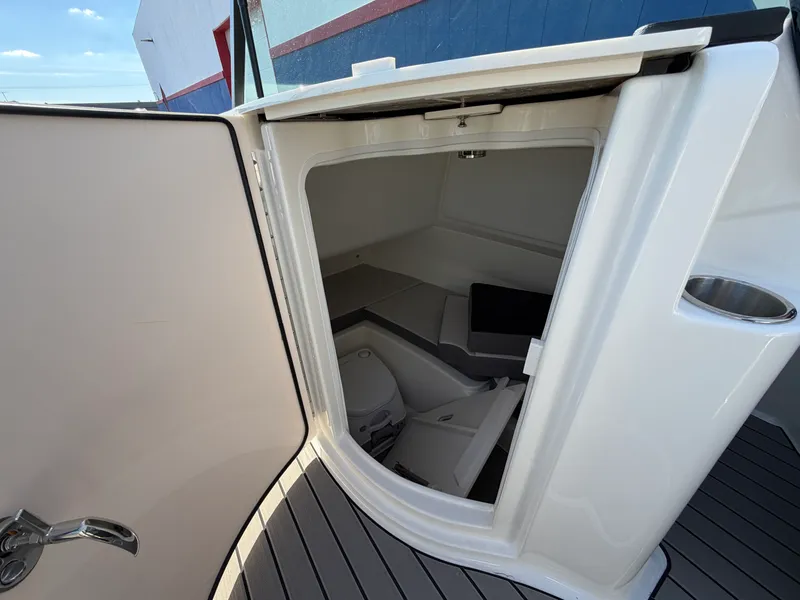 Slide: The Image of Sea Ray SDX 230 2026 - 53
