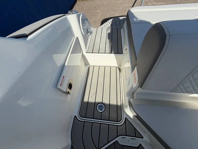 Slide: The Image of Sea Ray SDX 230 2026 - 45