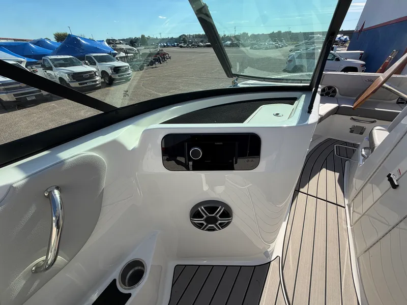 Slide: The Image of Sea Ray SDX 230 2026 - 33