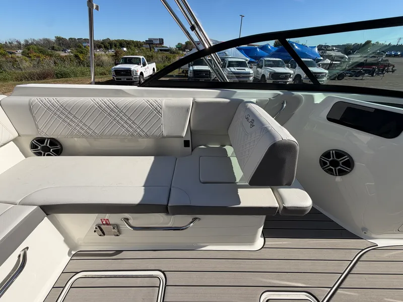 Slide: The Image of Sea Ray SDX 230 2026 - 35