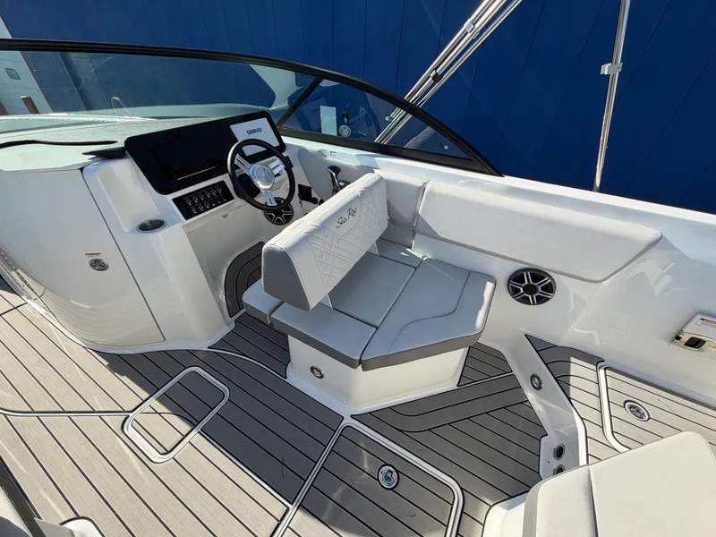 Slide: The Image of Sea Ray SDX 230 2026 - 30