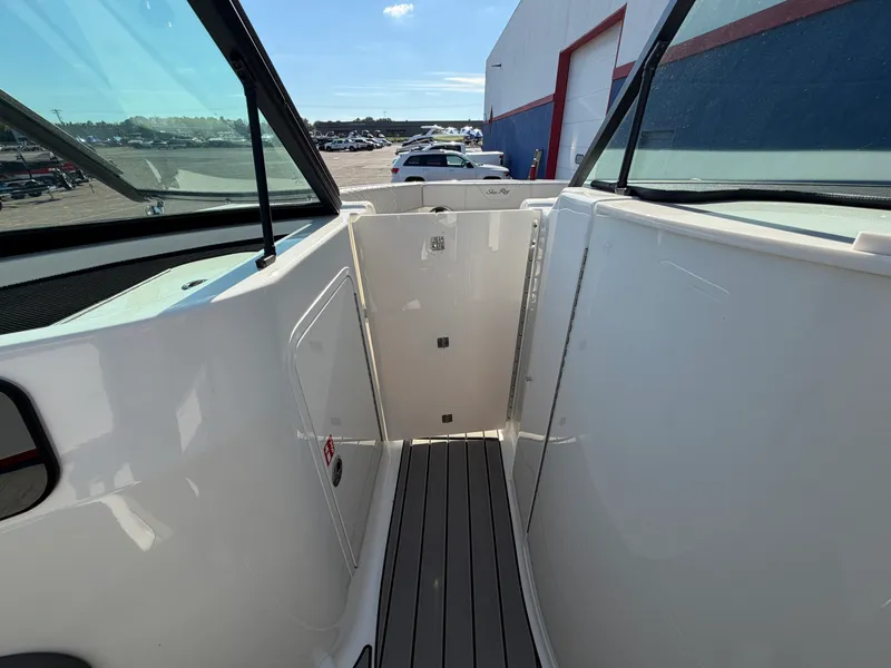 Slide: The Image of Sea Ray SDX 230 2026 - 17