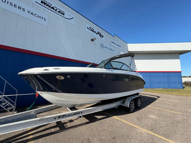 Slide: The Image of Sea Ray SDX 230 2026 - 2