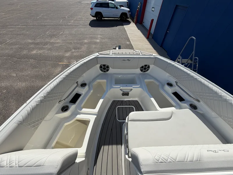 Slide: The Image of Sea Ray SDX 230 2026 - 10