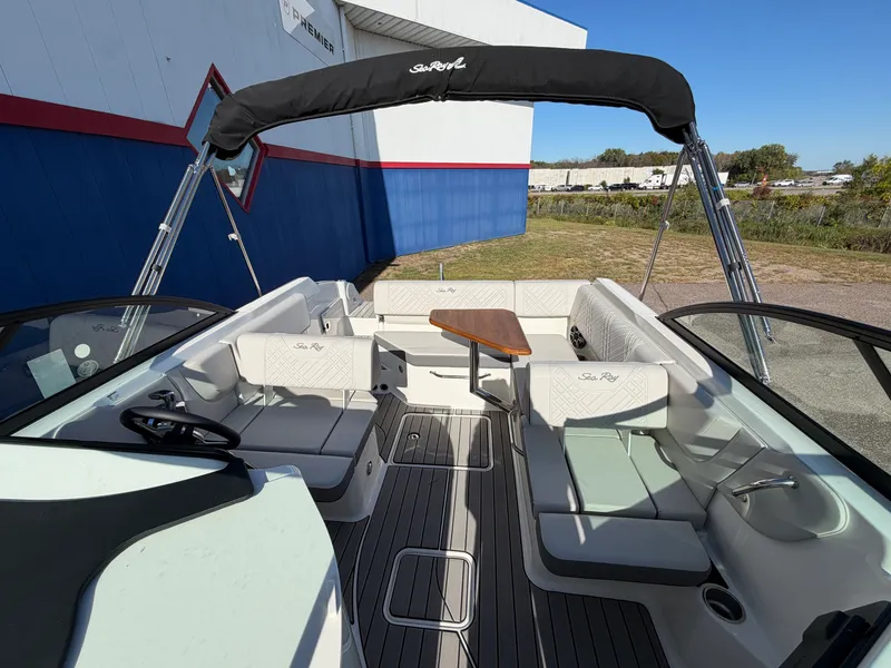 Slide: The Image of Sea Ray SDX 230 2026 - 7