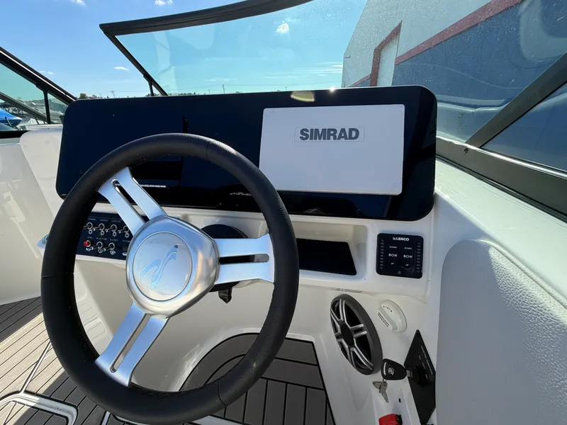 Slide: The Image of Sea Ray SDX 230 2026 - 23