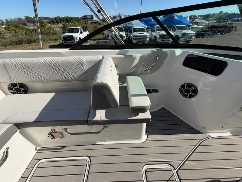 Slide: The Image of Sea Ray SDX 230 2026 - 34