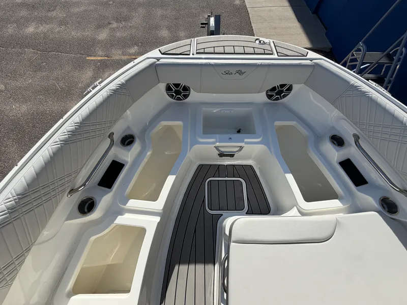Slide: The Image of Sea Ray SDX 230 2026 - 9