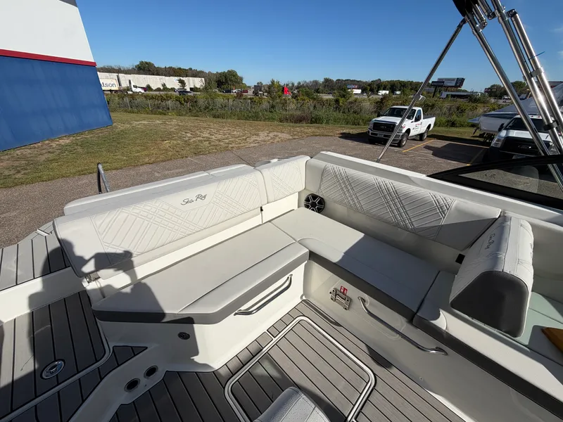 Slide: The Image of Sea Ray SDX 230 2026 - 40
